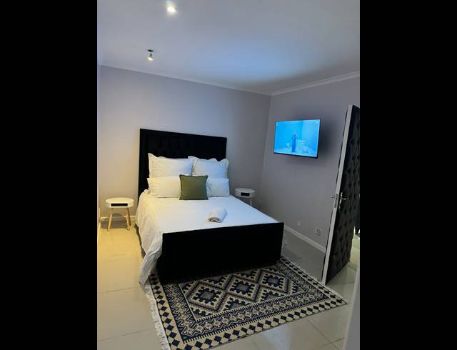 9 BEDROOM FREESTANDING FOR SALE IN TABLE VIEW